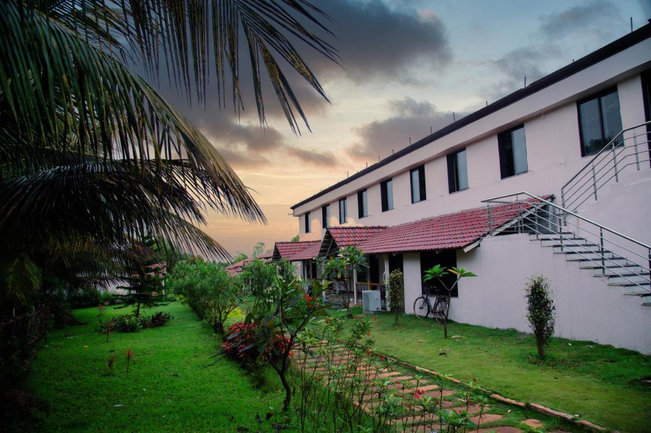 Sterling Banashree Badami Hotel Exterior foto